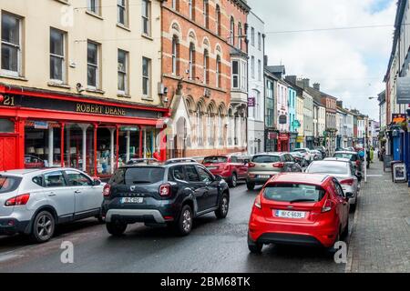 Bandon, West Cork, Irlanda. 7 maggio 2020. Bandon Main Street era pieno di auto questo pomeriggio nonostante l'attuale blocco Covid-19. Credit: AG News/Alamy Live News Foto Stock