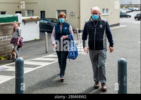 Bandon, West Cork, Irlanda. 7 maggio 2020. Bandon era molto occupato questo pomeriggio nonostante l'attuale blocco Covid-19. Molti acquirenti indossavano maschere facciali per proteggerle dal Coronavirus. Credit: AG News/Alamy Live News. Foto Stock