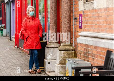 Bandon, West Cork, Irlanda. 7 maggio 2020. Bandon era molto occupato questo pomeriggio nonostante l'attuale blocco Covid-19. Molti acquirenti indossavano maschere facciali per proteggerle dal Coronavirus. Credit: AG News/Alamy Live News. Foto Stock