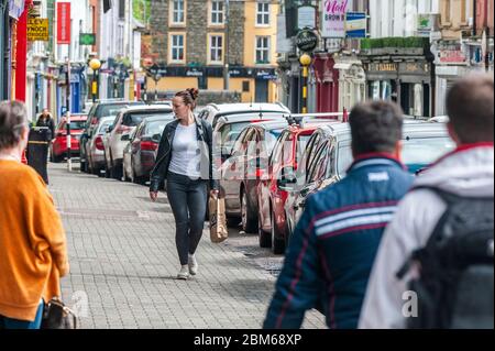 Bandon, West Cork, Irlanda. 7 maggio 2020. Bandon era molto occupato questo pomeriggio nonostante l'attuale blocco Covid-19. Credit: AG News/Alamy Live News. Foto Stock