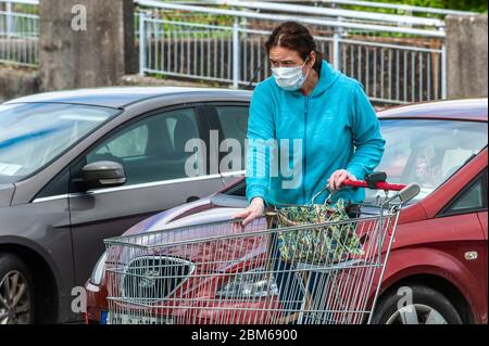 Bandon, West Cork, Irlanda. 7 maggio 2020. Bandon era molto occupato questo pomeriggio nonostante l'attuale blocco Covid-19. Molti acquirenti indossavano maschere facciali per proteggerle dal Coronavirus. Credit: AG News/Alamy Live News. Foto Stock