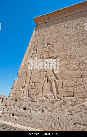 Sculture geroglifice a muro presso l'antico tempio egiziano di Hathor a Dendera Foto Stock