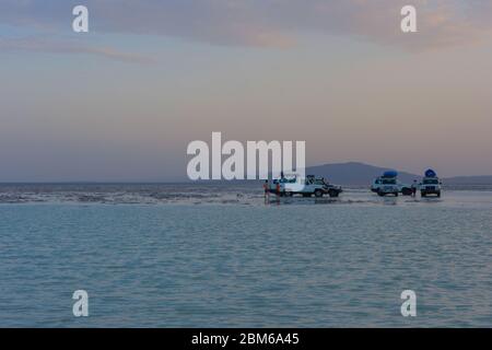 Dalol, Etiopia - 2018 novembre: Turisti che visitano le distese di sale di Dalol e il lago nel deserto di Danakil Foto Stock