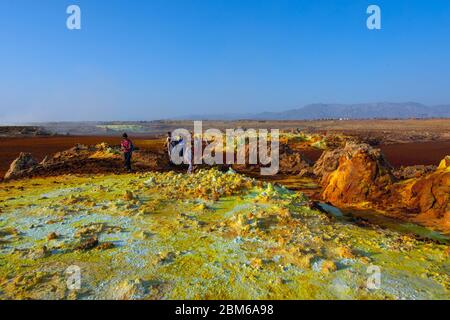 Dalol, Etiopia - 2018 novembre: Turisti che passano attraverso il colorato paesaggio del sistema idrotermale terrestre di Dalol nel deserto di Danakil, Etiopia Foto Stock