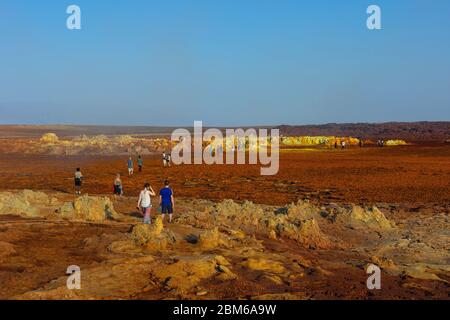 Dalol, Etiopia - 2018 novembre: Turisti che passano attraverso il colorato paesaggio del sistema idrotermale terrestre di Dalol nel deserto di Danakil, Etiopia Foto Stock