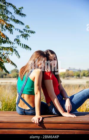 Bella giovane donna comfort una triste migliore amica femminile Foto Stock