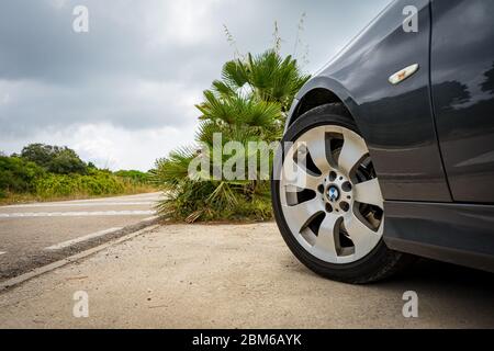 BMW serie 3 E90 330i grafite scintillante in montagna Foto Stock