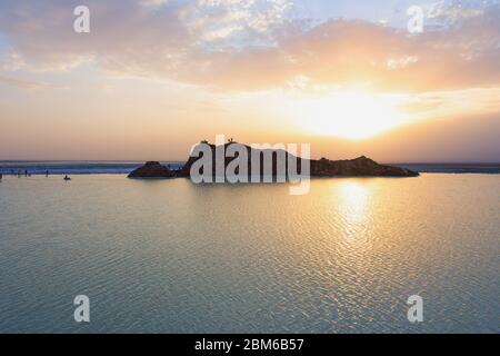 Depressione del deserto di Danakil con saline e rocce al tramonto, Etiopia Foto Stock