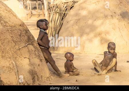Himba Nomaden, Museo vivente di Ovahimba, Opuwo, Kaokoland, Namibia Foto Stock