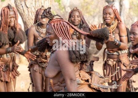 Himba Nomaden, Museo vivente di Ovahimba, Opuwo, Kaokoland, Namibia Foto Stock
