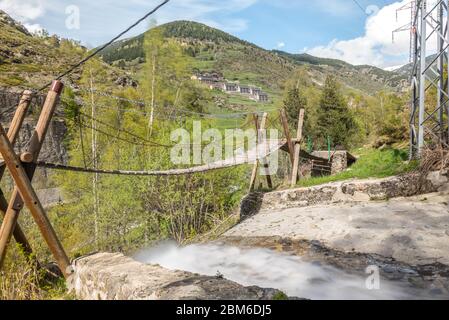 Canillo, Andorra : 6 MAT 2020 : ponte sospeso sul Rio de la Bor, Canillo in Anodrra in primavera Foto Stock