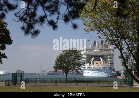 La nave da crociera dei Caraibi reali Allure of the Seas, la terza nave da crociera più grande del mondo, al molo del terminal delle navi da crociera City a Southampton. Foto Stock