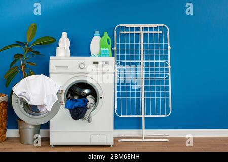 Lavanderia interna con lavatrice e asciugatrice vicino alle pareti Foto Stock