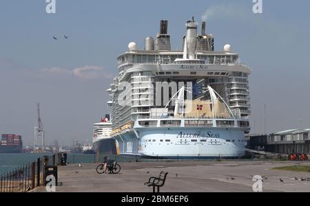 La nave da crociera dei Caraibi reali Allure of the Seas, la terza nave da crociera più grande del mondo, al molo del terminal delle navi da crociera City a Southampton. Foto Stock