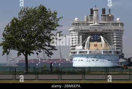 La nave da crociera dei Caraibi reali Allure of the Seas, la terza nave da crociera più grande del mondo, al molo del terminal delle navi da crociera City a Southampton. Foto Stock