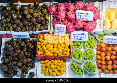 Vista aerea del negozio di frutta di strada che vende un'ampia varietà di frutti tropicali salutari come frutta del drago, mangostano, uva, Singapore, Sud-est asiatico Foto Stock