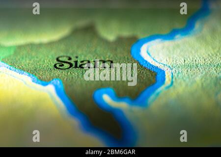 Profondità di campo poco profonda fuoco sulla mappa geografica posizione dell'antico paese Siam Thailandia nel continente asiatico sull'atlante Foto Stock