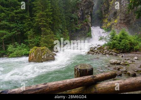 Escursioni alle cascate Reinbach sul sentiero Franziskus a Sand in Taufers Alto Adige Italia. Foto Stock