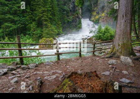 Escursioni alle cascate Reinbach sul sentiero Franziskus a Sand in Taufers Alto Adige Italia. Foto Stock