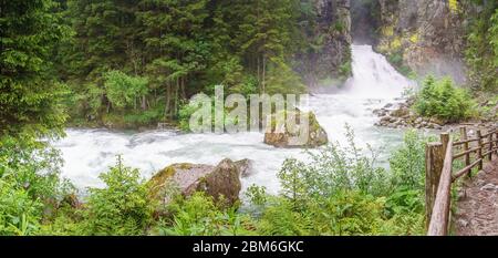 Escursioni alle cascate Reinbach sul sentiero Franziskus a Sand in Taufers Alto Adige Italia. Foto Stock