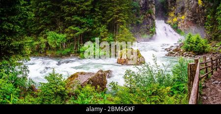 Escursioni alle cascate Reinbach sul sentiero Franziskus a Sand in Taufers Alto Adige Italia. Foto Stock