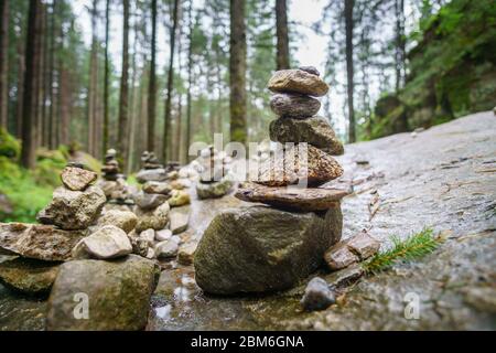 Escursioni alle cascate Reinbach sul sentiero Franziskus a Sand in Taufers Alto Adige Italia. Foto Stock