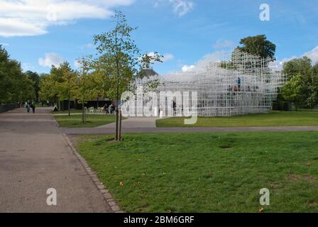 Summer Pavilion Serpentine Galleries Serpentine Pavilion 2013, Kensington Gardens, London, W2 3XA di Sou Fujimoto Foto Stock