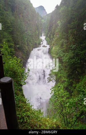 Escursioni alle cascate Reinbach sul sentiero Franziskus a Sand in Taufers Alto Adige Italia. Foto Stock