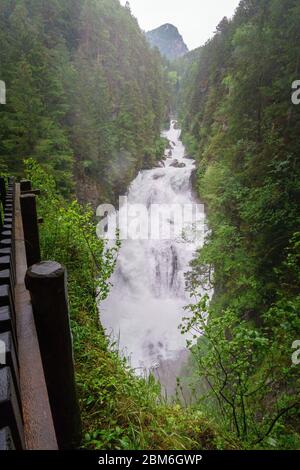 Escursioni alle cascate Reinbach sul sentiero Franziskus a Sand in Taufers Alto Adige Italia. Foto Stock