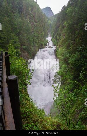 Escursioni alle cascate Reinbach sul sentiero Franziskus a Sand in Taufers Alto Adige Italia. Foto Stock