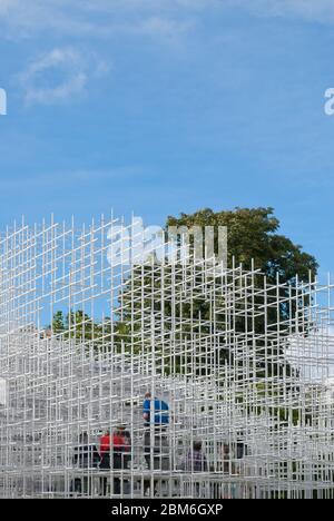 Summer Pavilion Serpentine Galleries Serpentine Pavilion 2013, Kensington Gardens, London, W2 3XA di Sou Fujimoto Foto Stock