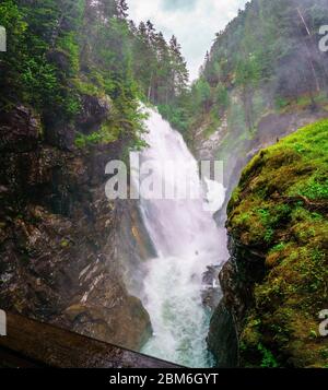 Escursioni alle cascate Reinbach sul sentiero Franziskus a Sand in Taufers Alto Adige Italia. Foto Stock