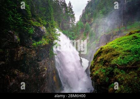 Escursioni alle cascate Reinbach sul sentiero Franziskus a Sand in Taufers Alto Adige Italia. Foto Stock