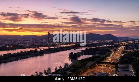 Vienna al tramonto con il Danubio, autostrada n. A22 e una delle aree ricreative pubbliche più interessanti chiamata Danube Island Foto Stock