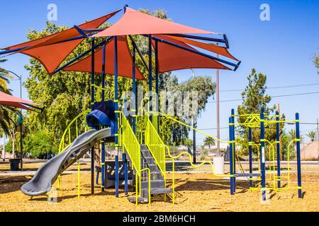 Parco giochi per bambini sotto la tettoia a colori Foto Stock