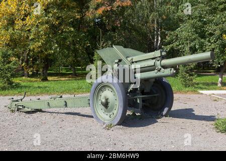 Vologda, Russia - 20 agosto 2019: 122 mm M-30 howitzer nel Parco della Vittoria della città di Vologda Foto Stock