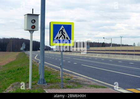 Autovelox su una strada in Europa e un cartello stradale pedonale Foto Stock