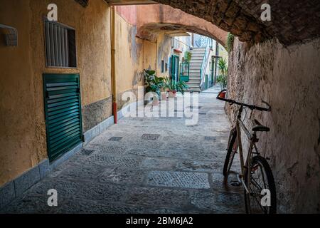 PORTO AZURRO, ISOLA D'ELBA, Italia - circa agosto, 2011: le strade di Porto Azurro sull isola d'Elba Foto Stock