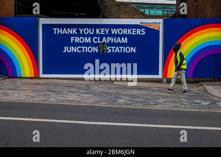 Londra, Regno Unito. 7 maggio 2020. Arcobaleni di speranza e sostegno per l'NHS e altri lavoratori chiave dalla Clapham Junction Station. Il blocco continua per l'epidemia di Coronavirus (Covid 19) a Londra. Credit: Guy Bell/Alamy Live News Foto Stock