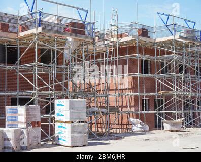 Ancora in coronavirus di blocco questo abbandonato, vuoto, deserta cantiere britannico rimane rigorosamente chiuso. Sviluppo di alloggi, costruzione di nuove case nel Regno Unito. Foto Stock