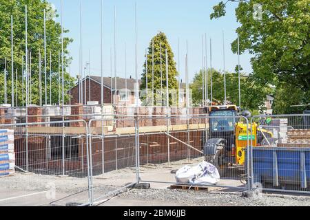 Ancora in coronavirus di blocco questo abbandonato, vuoto, deserta cantiere britannico rimane rigorosamente chiuso. Sviluppo di alloggi, costruzione di nuove case nel Regno Unito. Foto Stock