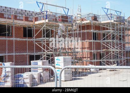 Ancora in coronavirus di blocco questo abbandonato, vuoto, deserta cantiere britannico rimane rigorosamente chiuso. Sviluppo di alloggi, costruzione di nuove case nel Regno Unito. Foto Stock