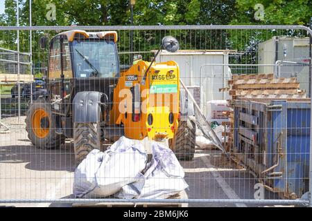 Ancora in coronavirus di blocco questo abbandonato, vuoto, deserta cantiere britannico rimane rigorosamente chiuso. Sviluppo di alloggi, costruzione di nuove case nel Regno Unito. Foto Stock