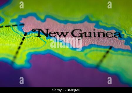 Profondità di campo poco profonda fuoco sulla mappa geografica posizione del paese Papua Nuova Guinea in Asia Oceania continente su atlas Foto Stock