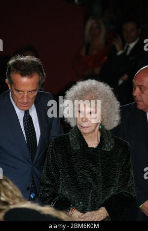 Cayetana Fitz-James Stuart, Duquesa de Alba in SICAB 2011 con suo marito Alfonso Díez Carabantes. Siviglia 26 novembre 2011 Foto Stock