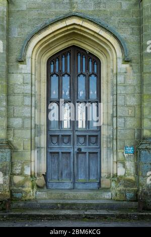 Porta di legno ad arco al castello inglese del XIX secolo di Kent a Chiddingstone, Kent Foto Stock