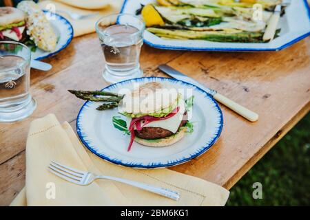 Sandwich di funghi Portabella con asparagi alla griglia Foto Stock