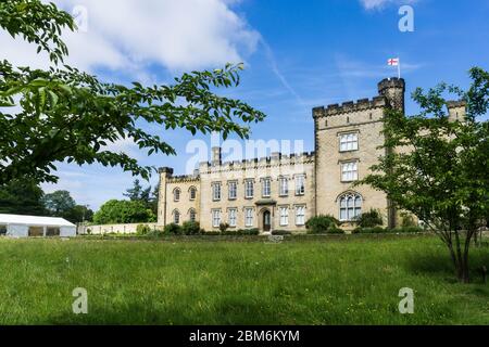 Tradizionale castello inglese del 19 ° secolo a Chiddingstone Kent in un giorno d'estate Foto Stock
