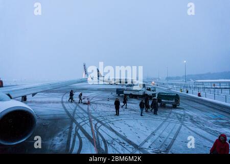 Ryan Air all'aeroporto di Varsavia Modlin in inverno sulla neve e sul ghiaccio. Foto Stock