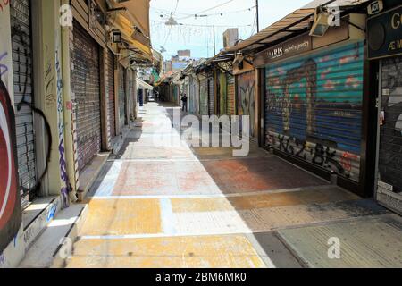 Atene, Grecia, maggio 6 2020 - chiuso negozi nel quartiere di Monastiraki durante la chiusura a chiave di Coronavirus. Foto Stock